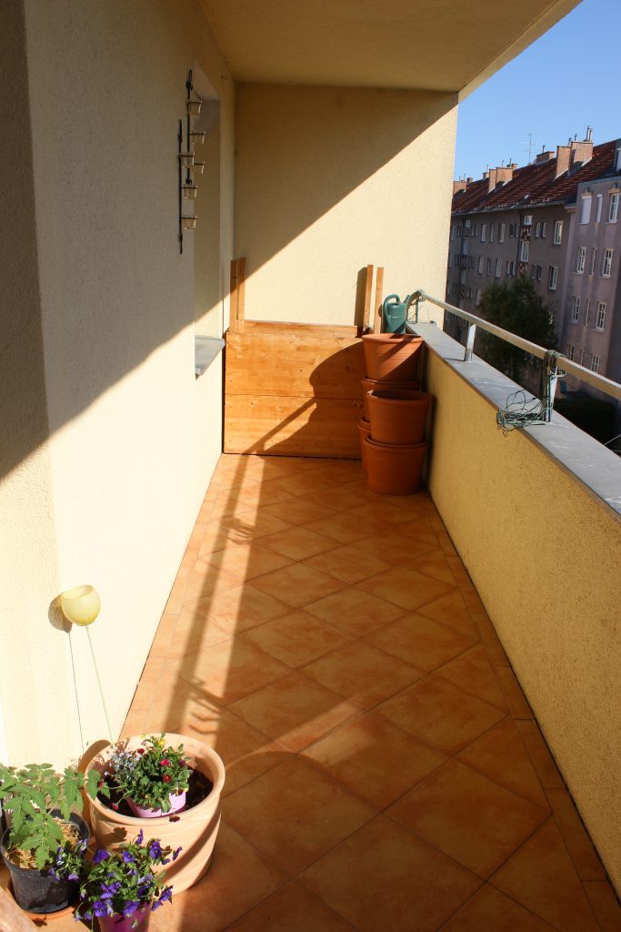 Loggia mit Hochbeet und Fenster Schlafzimmer 3